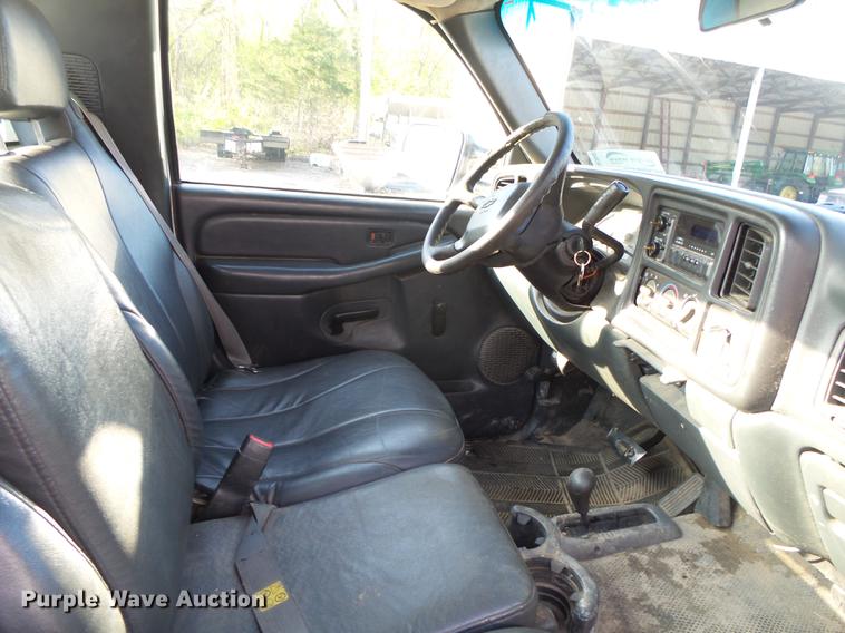 image for item DE3640 2002 Chevrolet Silverado 2500HD utility bed pickup truck