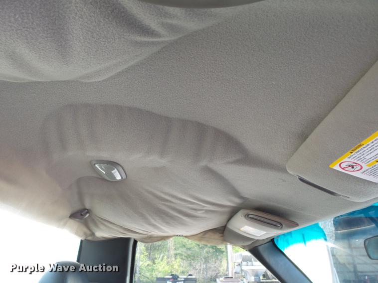 image for item DE3640 2002 Chevrolet Silverado 2500HD utility bed pickup truck