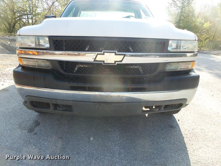 image for item DE3640 2002 Chevrolet Silverado 2500HD utility bed pickup truck