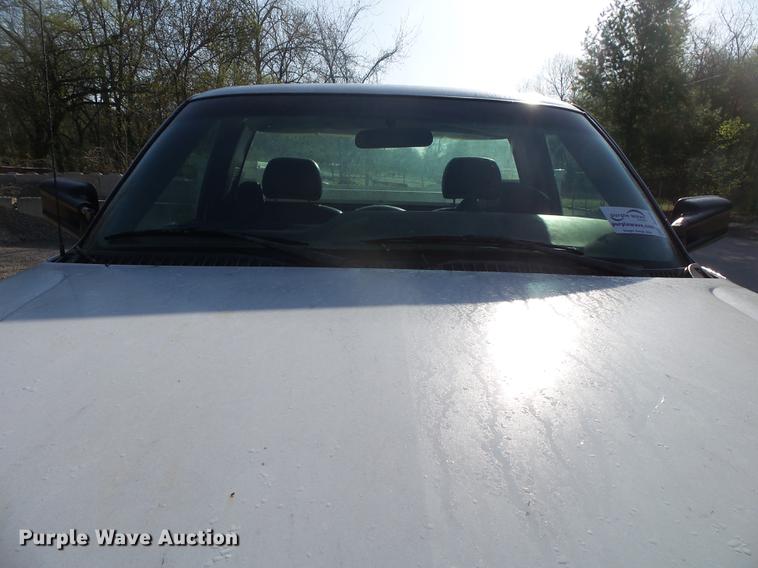 image for item DE3640 2002 Chevrolet Silverado 2500HD utility bed pickup truck