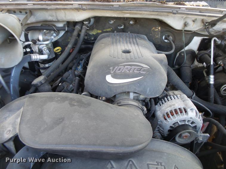 image for item DE3640 2002 Chevrolet Silverado 2500HD utility bed pickup truck