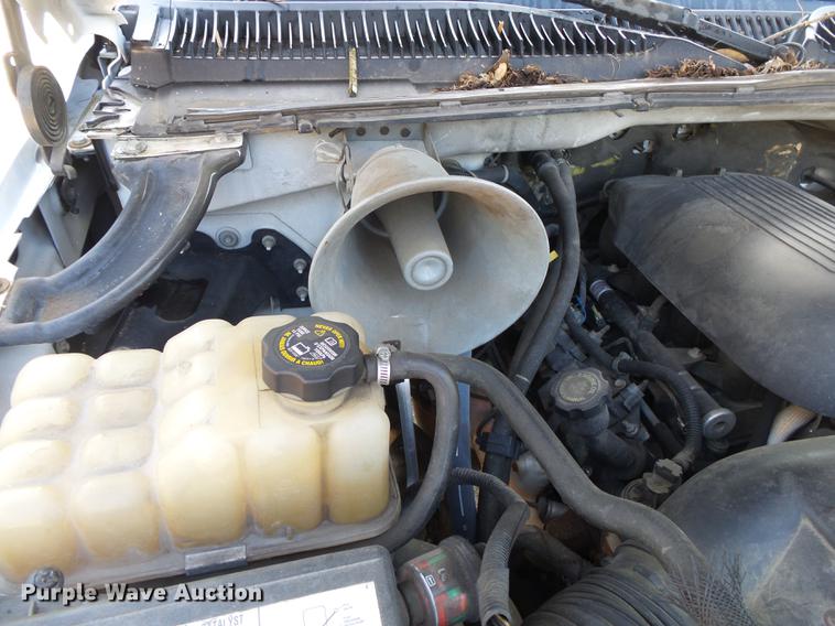 image for item DE3640 2002 Chevrolet Silverado 2500HD utility bed pickup truck