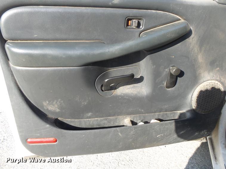 image for item DE3640 2002 Chevrolet Silverado 2500HD utility bed pickup truck