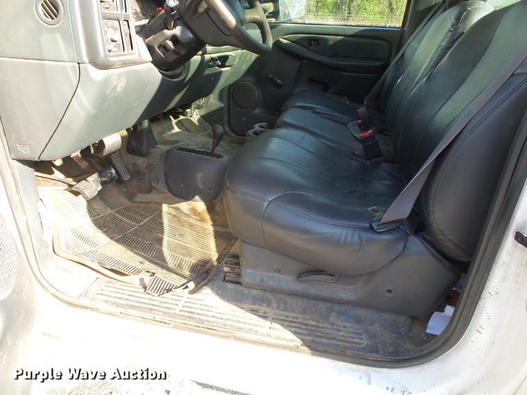 image for item DE3640 2002 Chevrolet Silverado 2500HD utility bed pickup truck