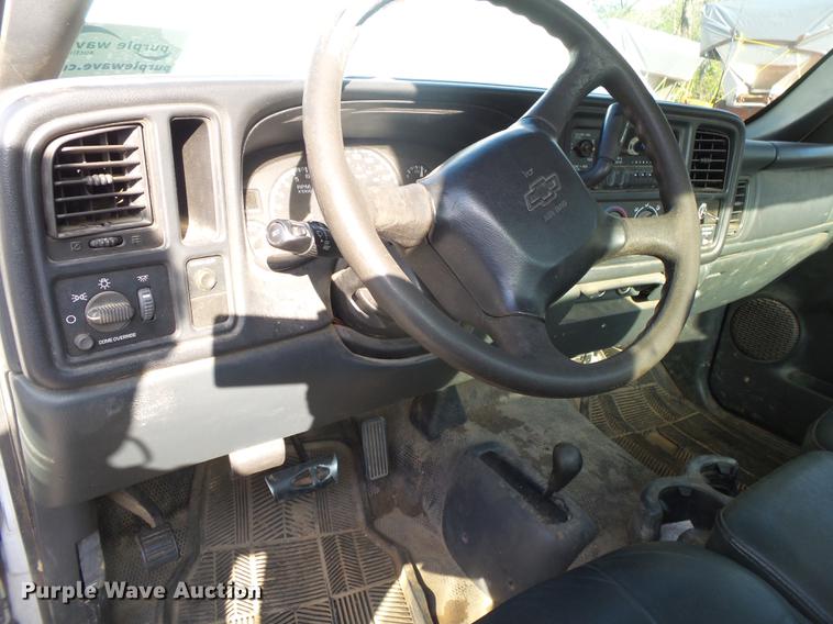 image for item DE3640 2002 Chevrolet Silverado 2500HD utility bed pickup truck