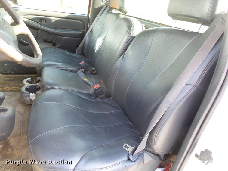 image for item DE3640 2002 Chevrolet Silverado 2500HD utility bed pickup truck