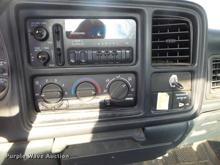 image for item DE3640 2002 Chevrolet Silverado 2500HD utility bed pickup truck