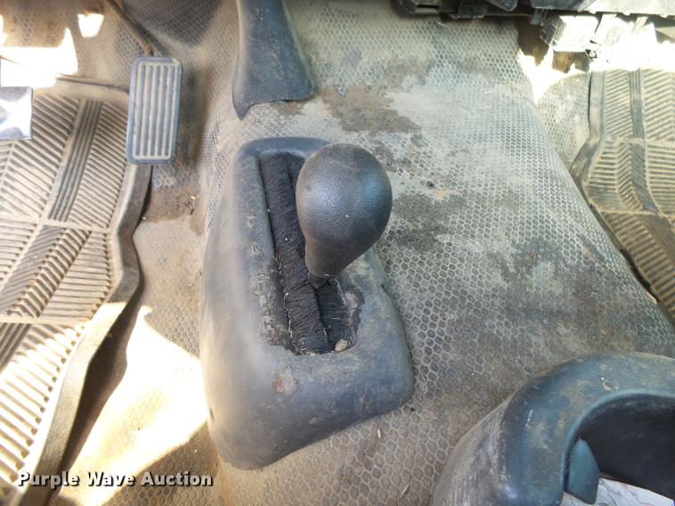 image for item DE3640 2002 Chevrolet Silverado 2500HD utility bed pickup truck