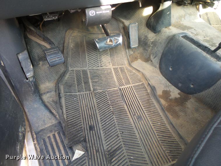 image for item DE3640 2002 Chevrolet Silverado 2500HD utility bed pickup truck