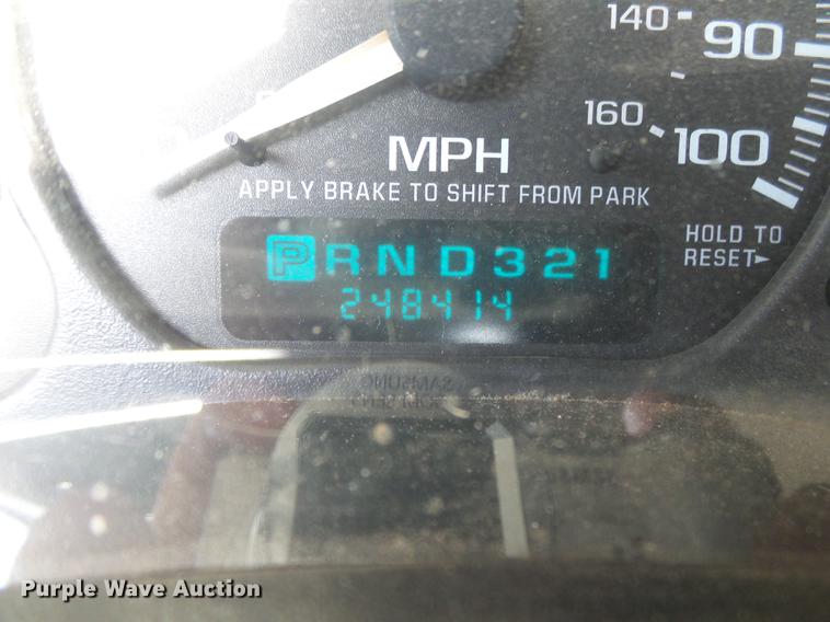 image for item DE3640 2002 Chevrolet Silverado 2500HD utility bed pickup truck