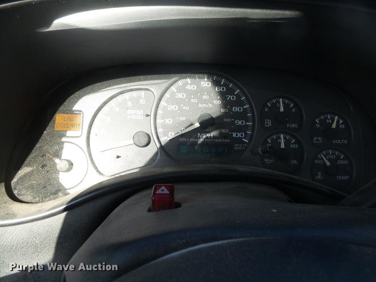 image for item DE3640 2002 Chevrolet Silverado 2500HD utility bed pickup truck