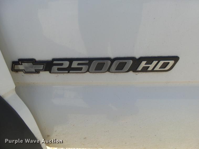 image for item DE3640 2002 Chevrolet Silverado 2500HD utility bed pickup truck