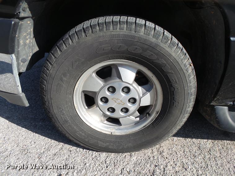 image for item DE3642 2002 Chevrolet Suburban 1500 SUV