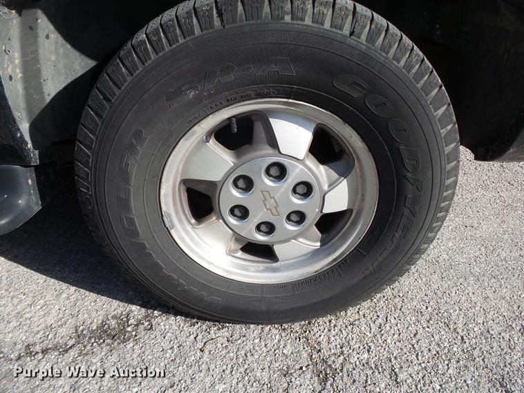 image for item DE3642 2002 Chevrolet Suburban 1500 SUV