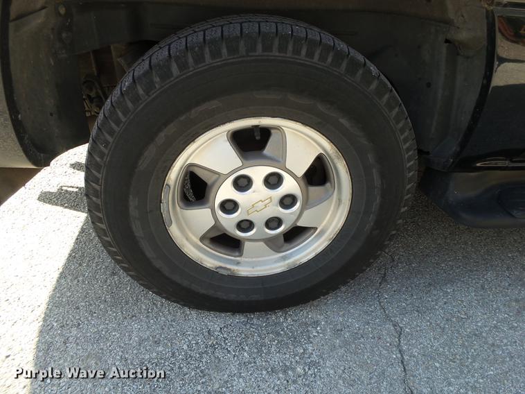 image for item DE3642 2002 Chevrolet Suburban 1500 SUV