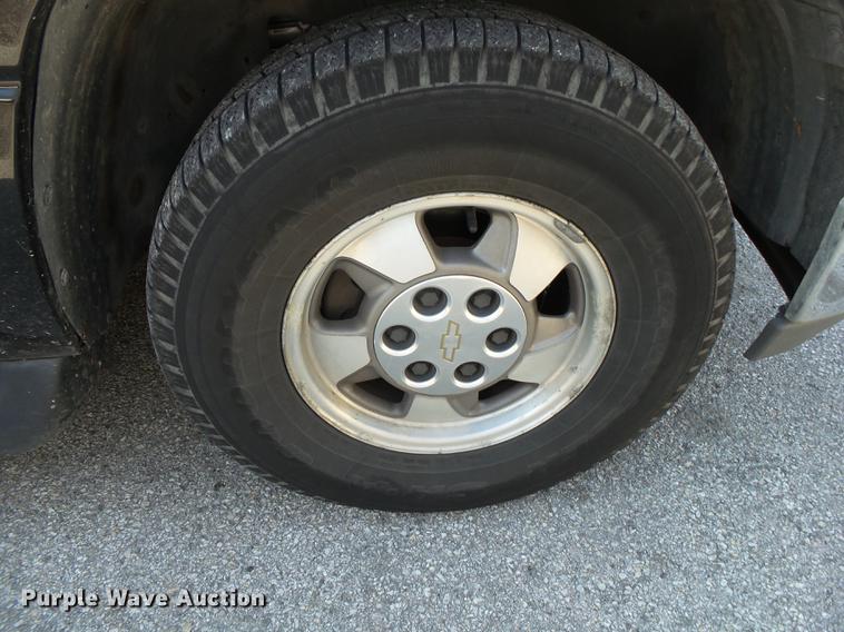 image for item DE3642 2002 Chevrolet Suburban 1500 SUV