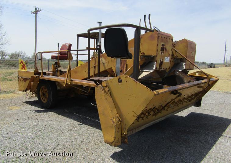 image for item DE6776 1955 Minneapolis Moline U chip spreader