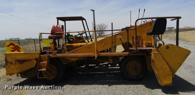 image for item DE6776 1955 Minneapolis Moline U chip spreader