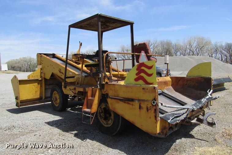 image for item DE6776 1955 Minneapolis Moline U chip spreader