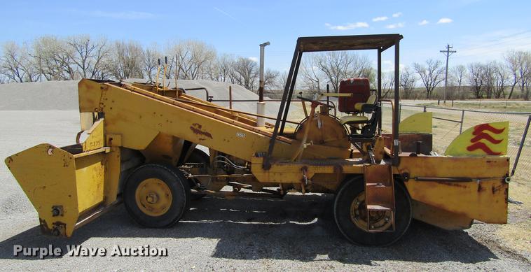 image for item DE6776 1955 Minneapolis Moline U chip spreader