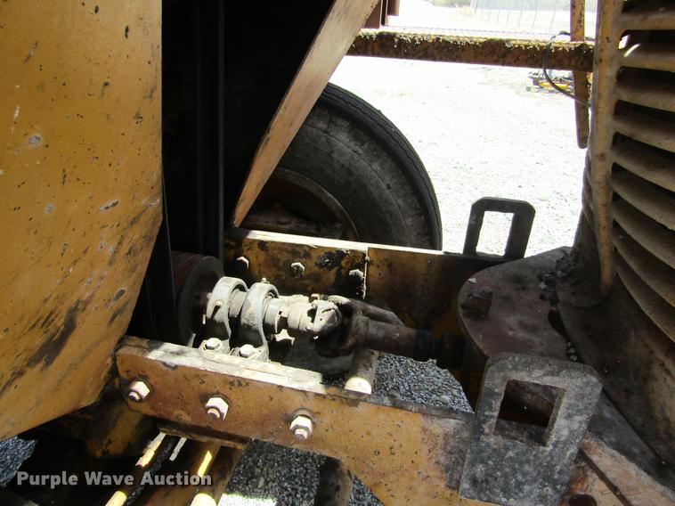 image for item DE6776 1955 Minneapolis Moline U chip spreader