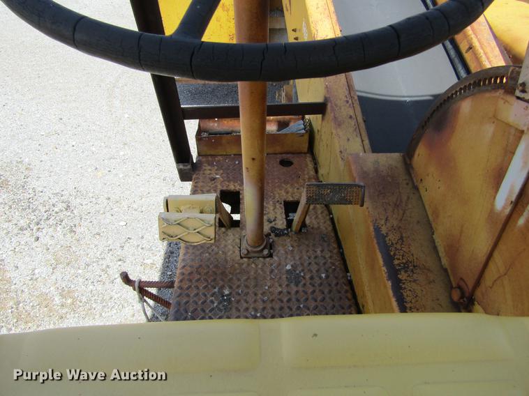 image for item DE6776 1955 Minneapolis Moline U chip spreader