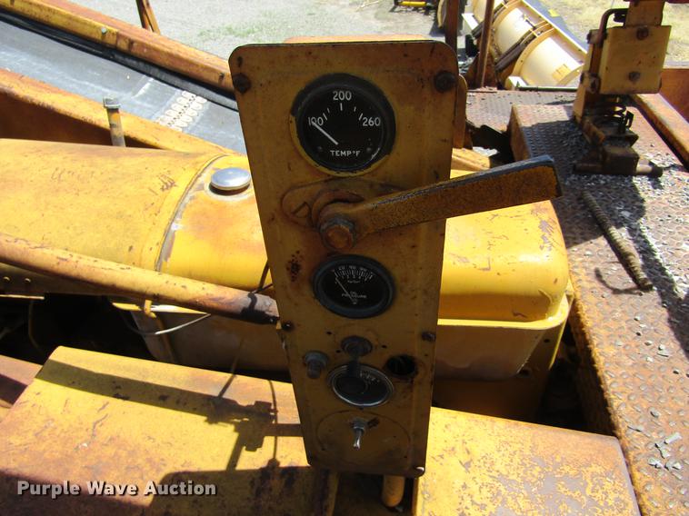 image for item DE6776 1955 Minneapolis Moline U chip spreader