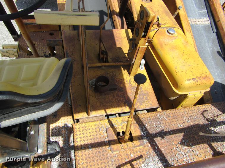 image for item DE6776 1955 Minneapolis Moline U chip spreader