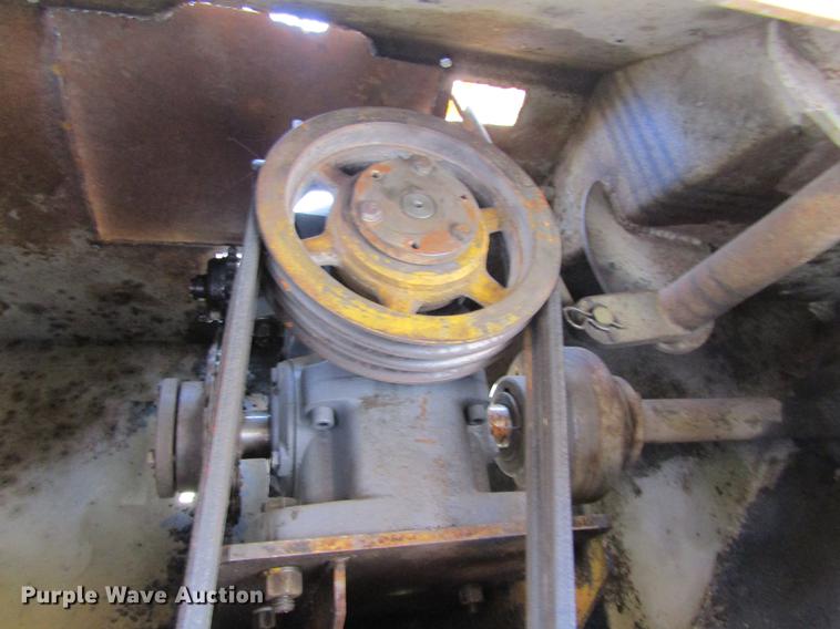 image for item DE6776 1955 Minneapolis Moline U chip spreader