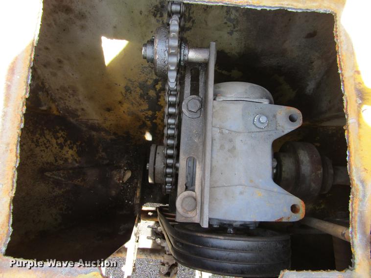 image for item DE6776 1955 Minneapolis Moline U chip spreader