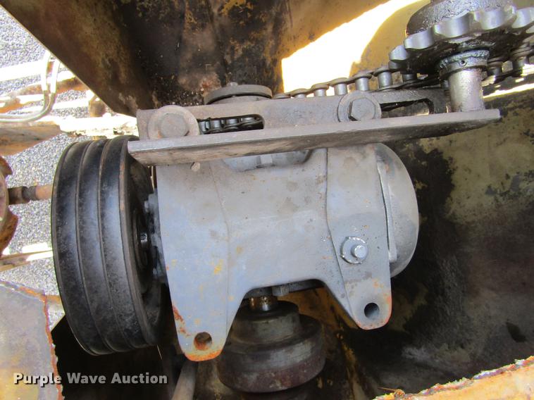 image for item DE6776 1955 Minneapolis Moline U chip spreader