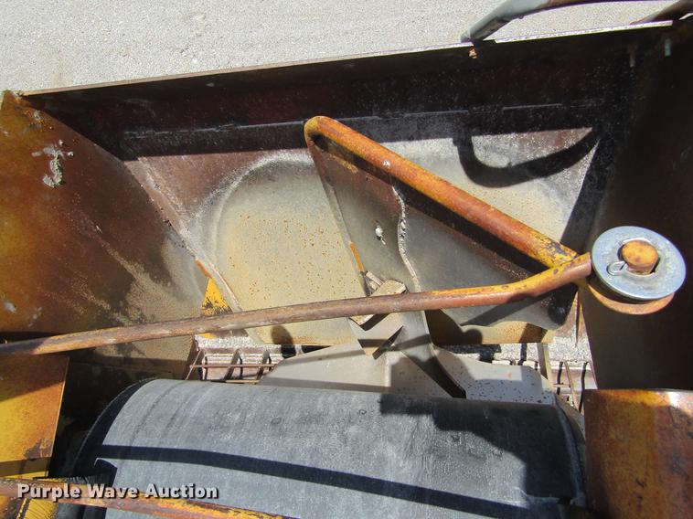 image for item DE6776 1955 Minneapolis Moline U chip spreader