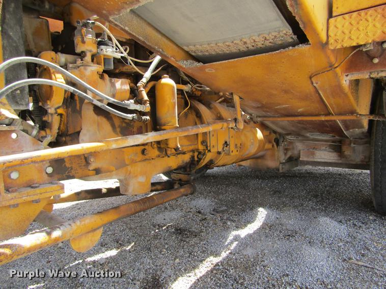 image for item DE6776 1955 Minneapolis Moline U chip spreader