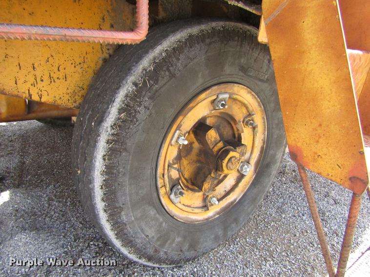 image for item DE6776 1955 Minneapolis Moline U chip spreader