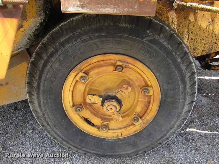 image for item DE6776 1955 Minneapolis Moline U chip spreader