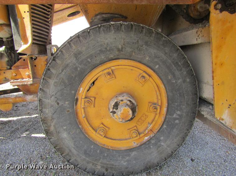 image for item DE6776 1955 Minneapolis Moline U chip spreader