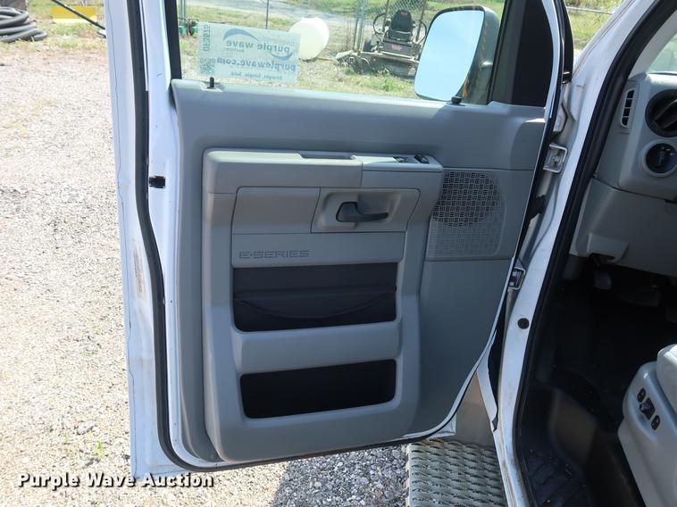 image for item DF3675 2009 Ford E350 Super Duty Extended van