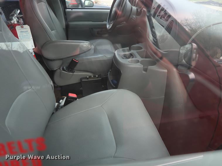 image for item DF3688 2003 Ford E350 Extended van