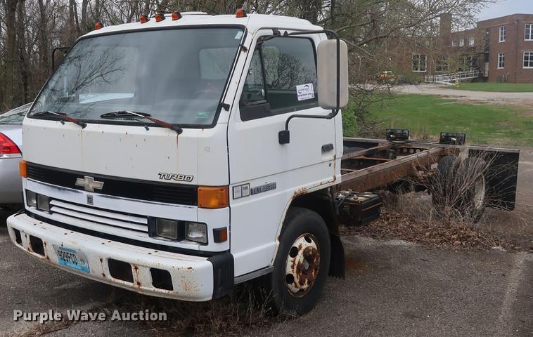 image for item DF3694 1990 Chevrolet 40 Tiltmaster truck cab and chassis