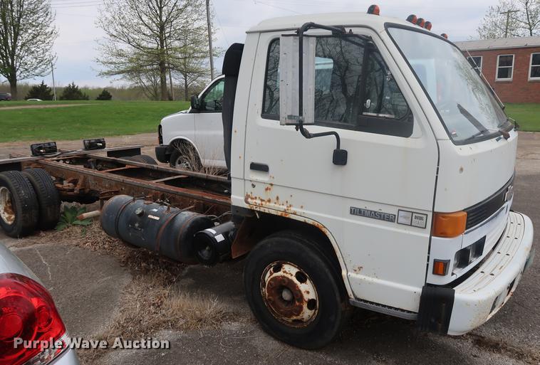 image for item DF3694 1990 Chevrolet 40 Tiltmaster truck cab and chassis