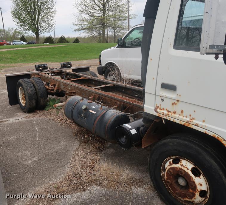 image for item DF3694 1990 Chevrolet 40 Tiltmaster truck cab and chassis