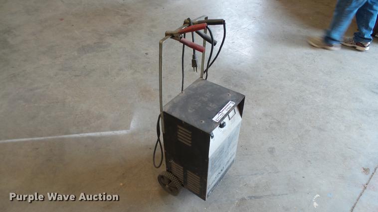 image for item DT9056 Schumacher SE-2001 battery charger