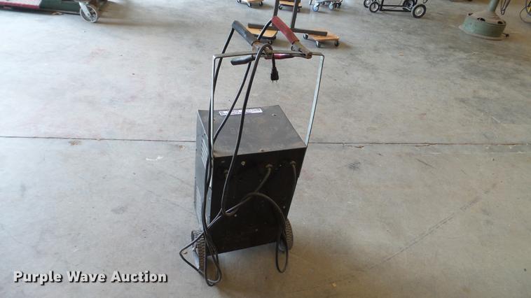 image for item DT9056 Schumacher SE-2001 battery charger