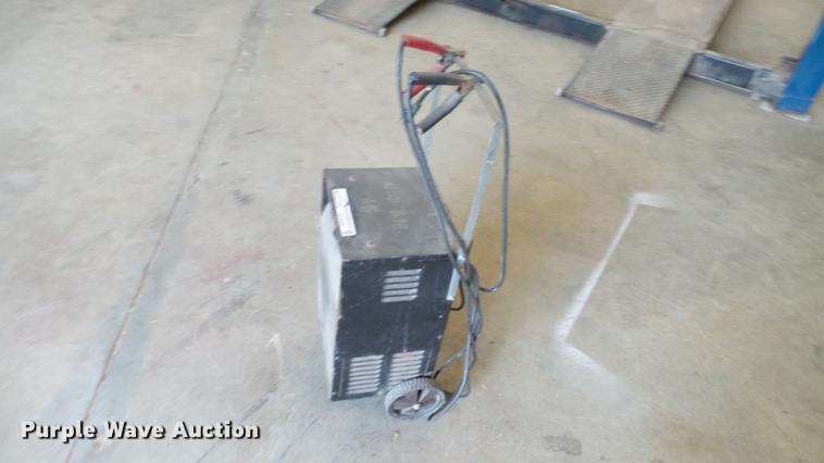 image for item DT9056 Schumacher SE-2001 battery charger