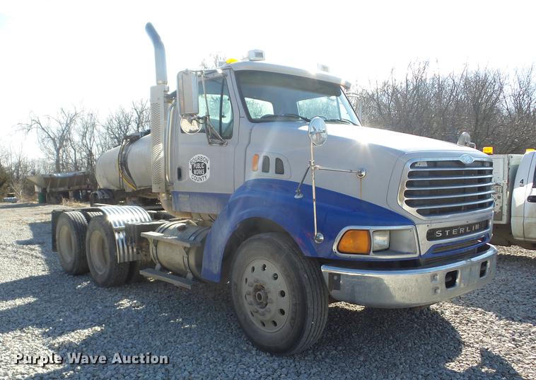 image for item EI9754 2004 Sterling L9500 semi truck