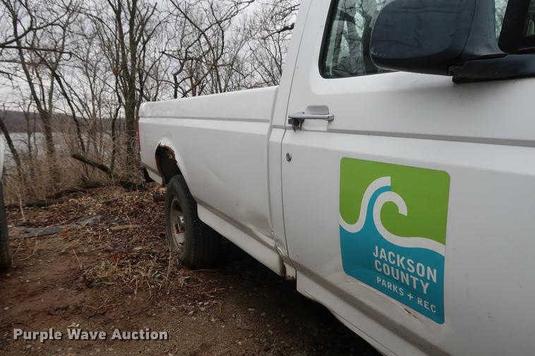 image for item EP9268 1995 Ford F150 pickup truck