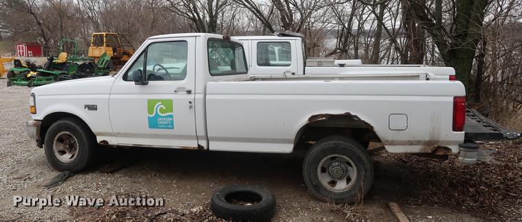 image for item EP9268 1995 Ford F150 pickup truck