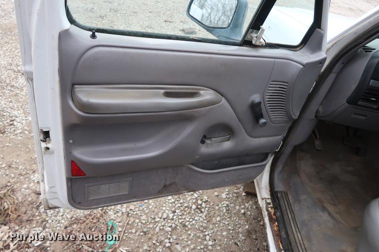 image for item EP9268 1995 Ford F150 pickup truck