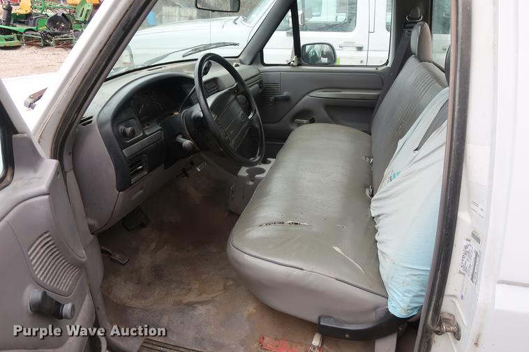 image for item EP9268 1995 Ford F150 pickup truck