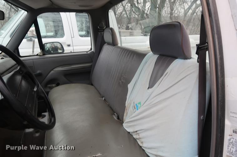 image for item EP9268 1995 Ford F150 pickup truck